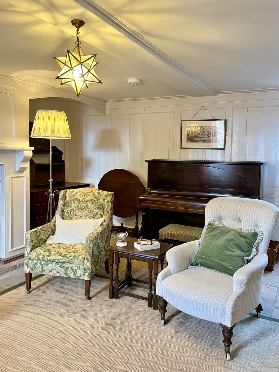 fugitiveink's tweet image. Niche question, but can any of you who live near King&apos;s Lynn recommend someone to tune a piano? This one has travelled a bit and also been kept in storage, so is gravely in need of some TLC. Thanks!