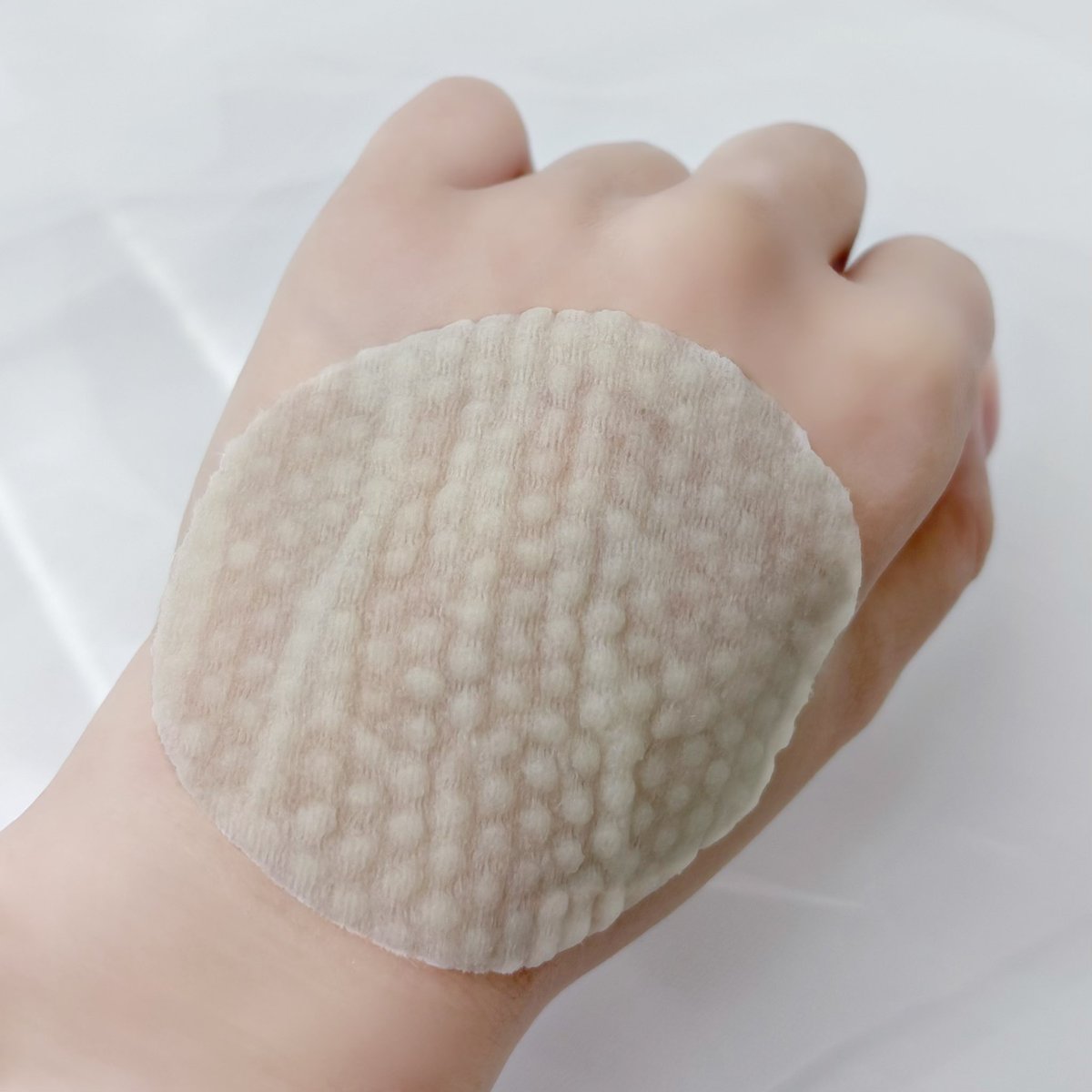 LEPOREMの【A.C化粧水パッド】🫧

アゼライン酸※とナイアンシアミド※を含んだ美容液たっぷりの2WAYトナーパッド🤍

ノーマル面はパックとして、エンボス面は拭き取り化粧水として朝も夜も使える☀️

さっぱりとした仕上がりで他のスキンケアやメイクノリの邪魔をしないでくれる🫶🏻

※整肌成分として