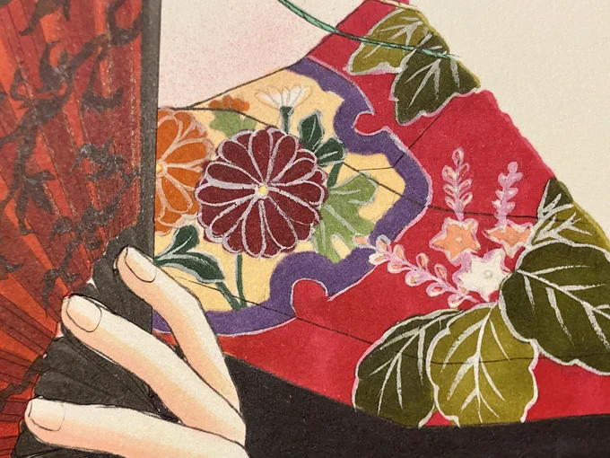 あやかし緋扇 アナログで着物の柄描くのって本当に大変…でも綺麗に仕上がった時の満足も格別! 扇子はいつもコピーしたものを貼り付けて色塗ってます #アナログイラスト #みなくま展