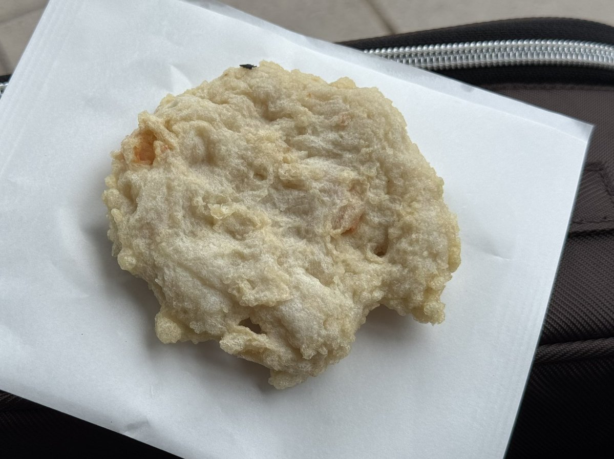 【愛媛県 菊間町の旅②】
「じゃこ天」目当てに、手づくり蒲鉾の大岡商店にて 天ぷら3点セットを購入

ここのじゃこ天は優しい味付けで、うどんに入れて食べるのに合いそう

私のお気に入りは 小海老の風味が効いている「えびてん」
別途、食べ歩き用に1枚買い求めました