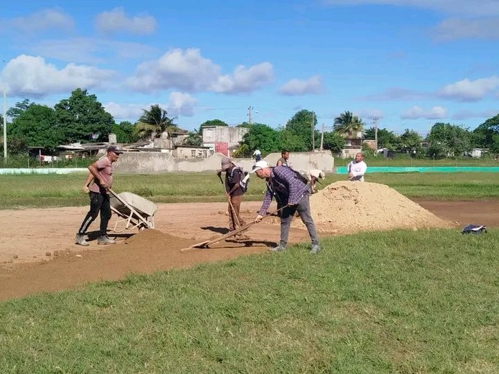 Se trabaja intensamente en las instalaciones deportivas de Las Tunas para festejar el próximo 19 de noviembre en Aniversario del Inder #CubaMined #EducacionLasTunas