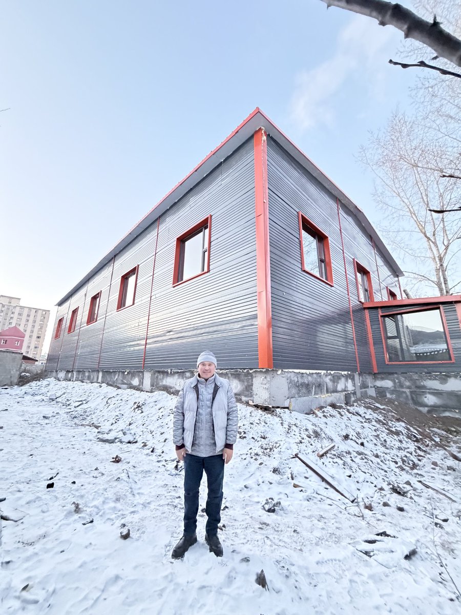 🏀⛹️⛹️‍♀️ Хан-уул дүүрэг дэх салбар сургуулийн маань спорт заалны барилгын ажил амжилттай дууслаа барьж өгсөн Мэндээ болон түүний багийнханд талархал илэрхийлье. 
Одоо дотор засал зориулалтын шал болон сагсны шийд волейболын тор энэ тэрээ татаад болоо доо.