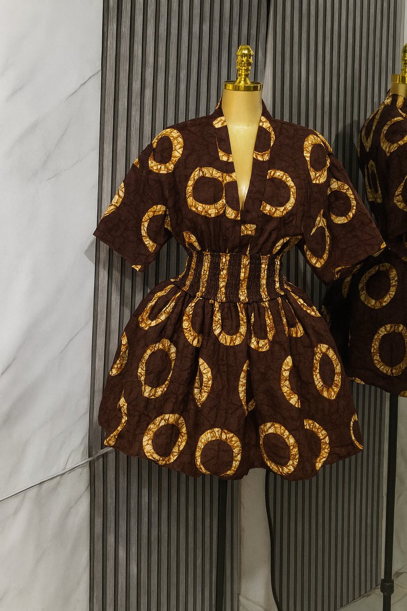 yay_tunes's tweet image. Smokey two piece skirt. 
Size :6-14
Price :12k
Location :Abuja 
Pls help Rt 🙏🏾