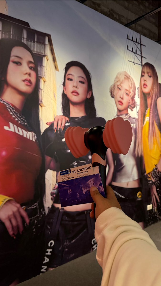 makoyy0117's tweet photo. see you next week @BLACKPINK! https://t.co/gxVBKhKNzJ