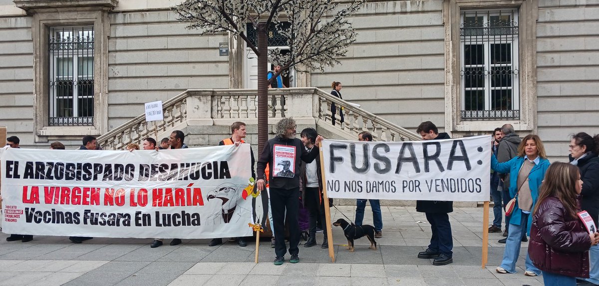 CasaChamberi's tweet photo. Hoy, la Plataforma por el Derecho a la Vivienda de Chamberí, hemos acompañado a los inquilin@s de FUSARA, que están siendo desalojadas de 13 viviendas de esta Fundación del Arzobispado, una de ellas cerca de Olavide. https://t.co/QZZLV7g2uW