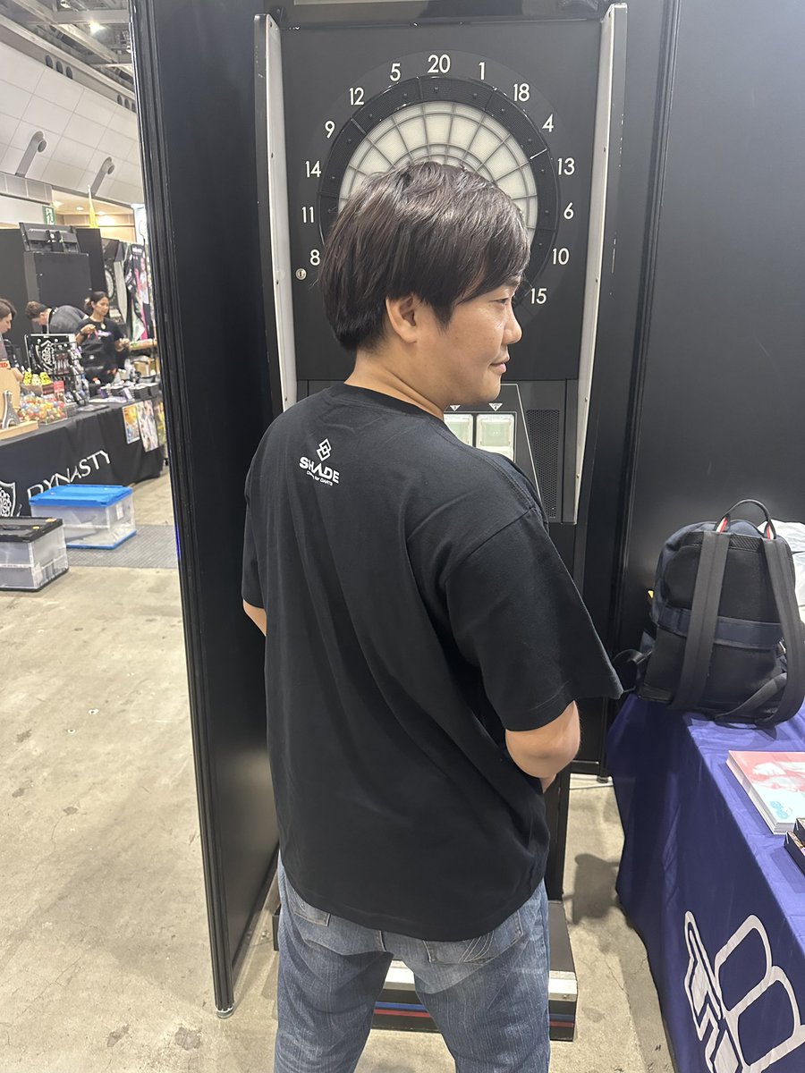 SHADE_CLOTHING's tweet image. 西谷譲二選手JAPAN北海道大会での初優勝記念👑2024Tシャツのリバイバル販売は明日17(月)15:59まで⚠️

購入はコチラから👇
🔗 shade-apr.jp/2025/11/10/geo…

また、2025年最新作も現在注文受付中！
shade-apr.jp/2025/11/14/geo…
併せてよろしくお願いします🙌

#西谷譲二 #SHADE #ダーツ #コラボTシャツ