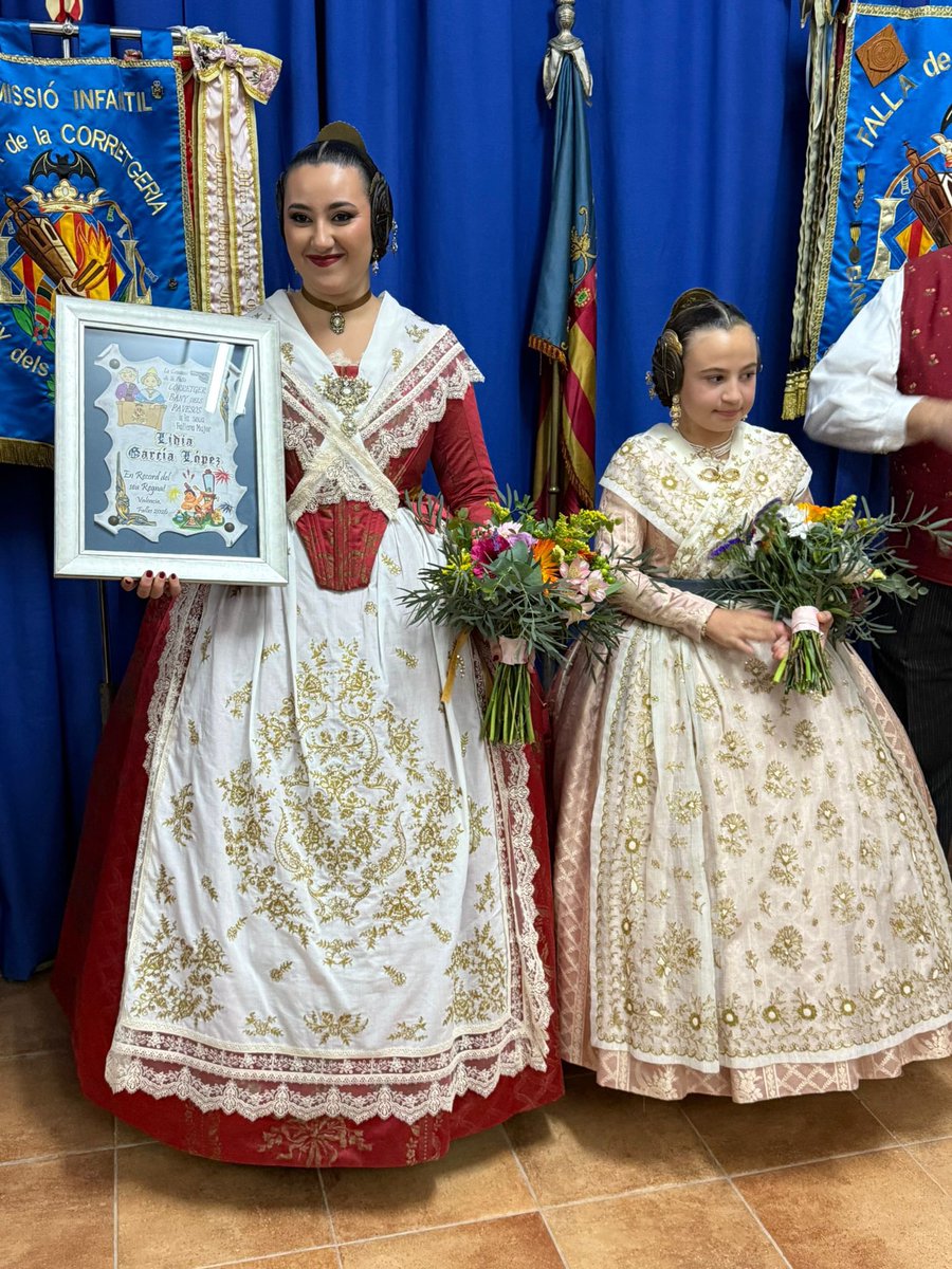 Ayer tuvo lugar uno de los actos más importantes del calendario fallero para Isabel y Lidia, su proclamación como Falleras Mayores 2026 ⭐⭐.

Estuvieron acompañadas de Agustín y de Cristina, quien despedía también su año como Fallera Mayor 2025. 💐