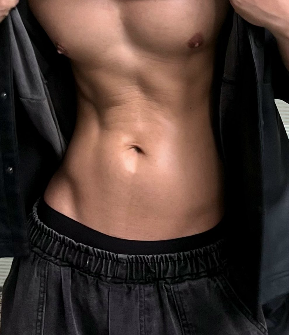 poycali12's tweet image. Oversized fit, undersized waist.