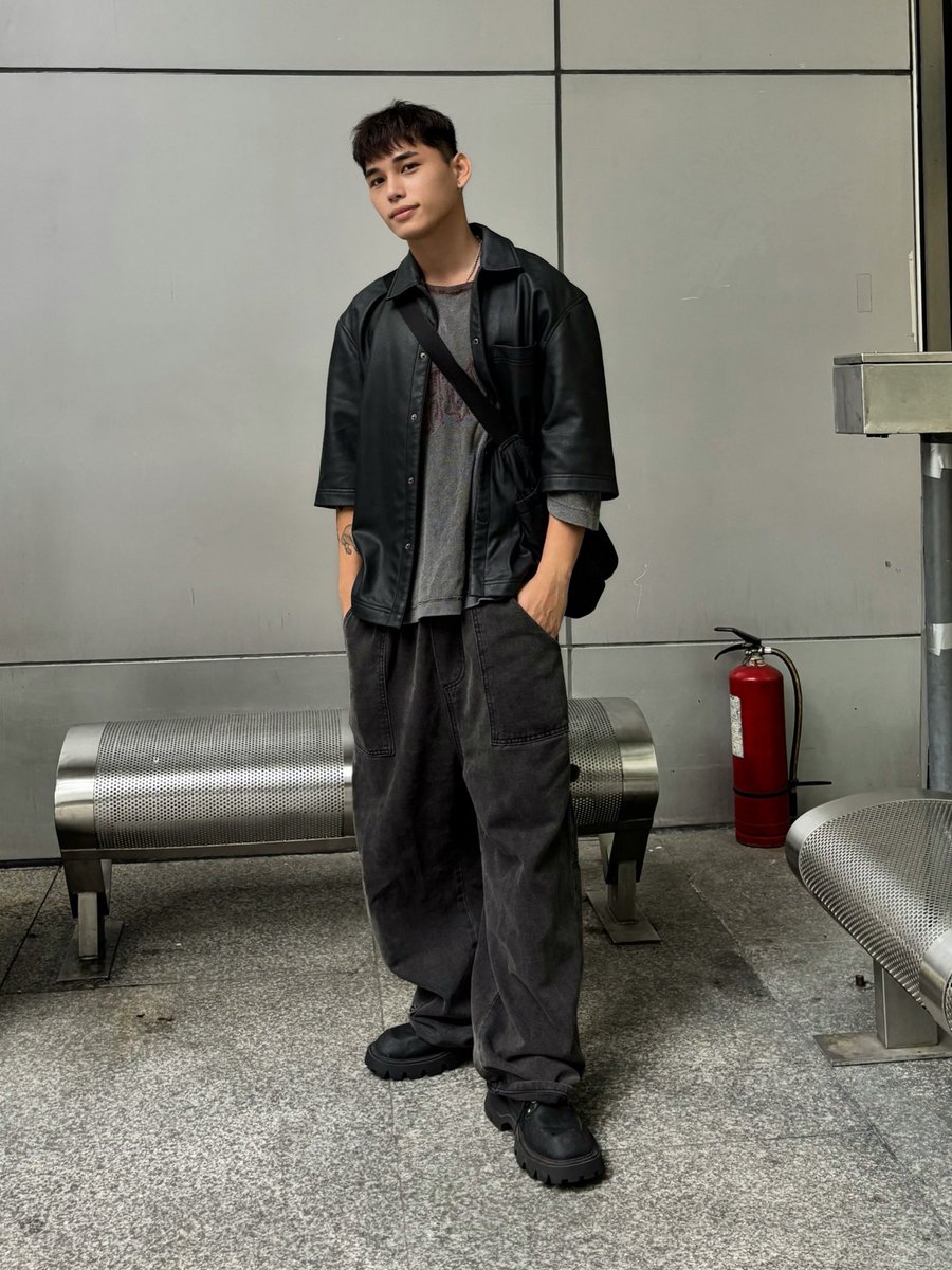 poycali12's tweet image. Oversized fit, undersized waist.