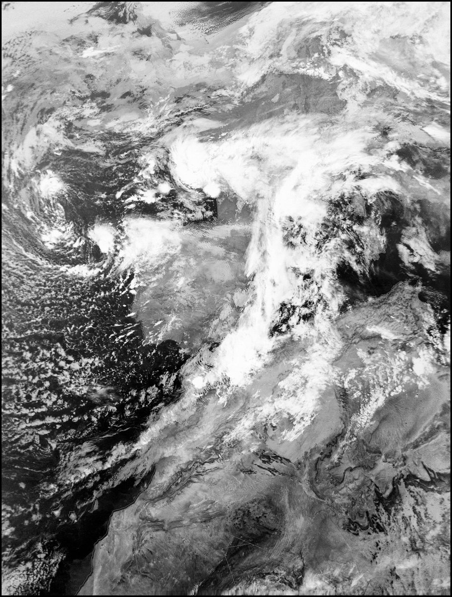 r_mcoy's tweet image. #MeteorM24 70º E #MeteorM23 51º W @Nooelec #qfh @SDRPlay #rsp1a @aang254 #satdump @AEMET_Cantabria  pases de la mañana, IR de madrugada y dos recortes, del norte peninsular 🌥️por #Cantabria y un nitido retrato de la borrasca sobre el sur de #UK y #Wales 😓. Buen domingo!