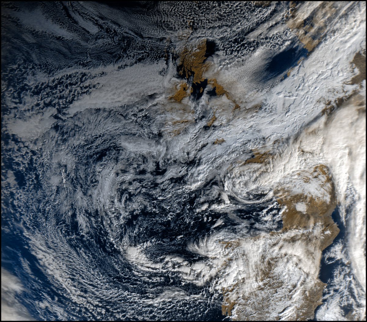 r_mcoy's tweet image. #MeteorM24 70º E #MeteorM23 51º W @Nooelec #qfh @SDRPlay #rsp1a @aang254 #satdump @AEMET_Cantabria  pases de la mañana, IR de madrugada y dos recortes, del norte peninsular 🌥️por #Cantabria y un nitido retrato de la borrasca sobre el sur de #UK y #Wales 😓. Buen domingo!