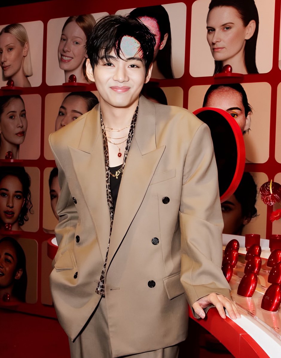 thvchapters's tweet image. look at taehyung 🥺