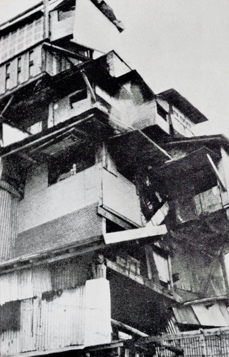 kushinon's tweet image. 博多郊外で物乞いをしていた老人が独力で建てた家。
那珂川に漂着したり破棄されたりしたトタン板や木切れを拾い集め、電柱を大黒柱にして増築していった。
週刊誌のヌードグラビアを一面に張り巡らせた内装だったが、1980年には市当局によって建物が取り壊されており、老人は老人ホームへ収容された。