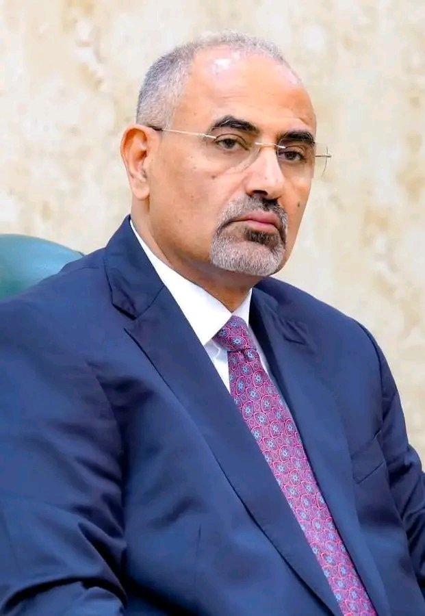 عيدروس يكرر في خطاباته أن حضرموت جزء من الجنوب، ويصف وجود القوات التابعة للحكومة الشرعية أو أي نفوذ خارجي فيها بـ”الاحتلال”. هو يطرح نفسه والمجلس الانتقالي كقوة “ستنتزع حضرموت والمهرة” لتكون تحت إدارة الجنوب ضمن مشروع استعادة دولة الجنوب