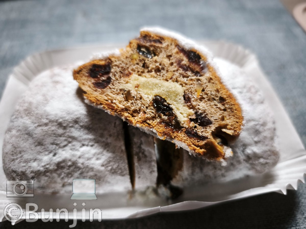 bunjin's tweet image. ブログに投稿：ぶんじんのおはなし第二話： スターバックスコーヒーのシュトーレン ポーチ付き
#Stollen #シュトーレン #スタバ #スターバックスコーヒー #Starbucks #タカキベーカリー 
 buff.ly/4DvyJ9c
