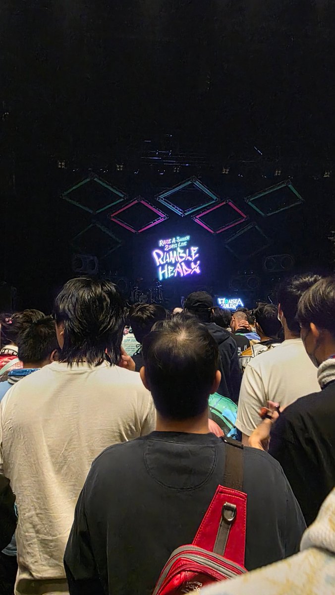 ken04430588's tweet photo. 初のRASのライブ参戦が、2DAYSでした！！
バンドリにハマり始めてから半年。
しかも人生初のライブでスタンディング！！
2日間を通して大好きな曲ばかりでブチ上がった。
特にDRIVE US CRAZYの大合唱は爆汁でした。
最高のライブをありがとう！！！
#RAS_RUMBLEHEADZ_DAY2 https://t.co/9mPpg5IlLs