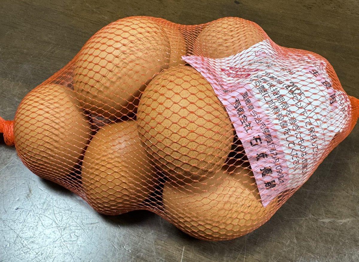 【愛媛県 菊間町の旅③】
タバタヤ菓子舗の道すがら、新鮮たまごの自販機を発見し 思わず購入

地元 菊間町の石坂養鶏のたまごで、タバタヤ菓子舗の菓子にも このたまごが使用されているそう

旅の翌日から朝食として3日連続、たまごご飯で美味しく頂きました🙏