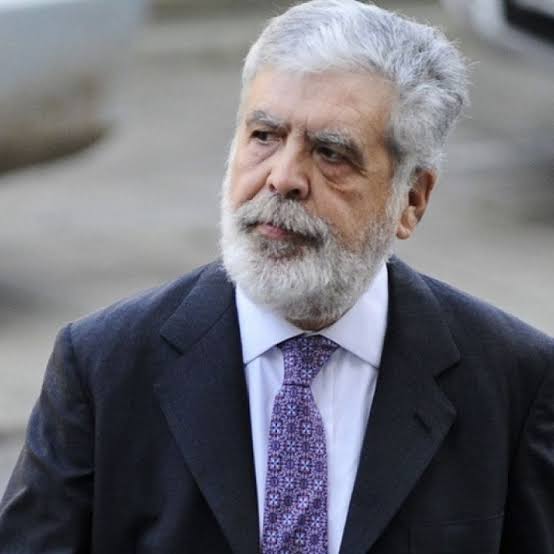 "La única salida para tener un gobierno nacional y popular es avanzar no en una coalición socialdemócrata buscando un armisticio con una derecha que viene a degollarnos a todos, sino con una visión que encuentre a todas las fuerzas populares unidas".

Lo dijo <a href="/JulioDeVido/">Julio De Vido</a>