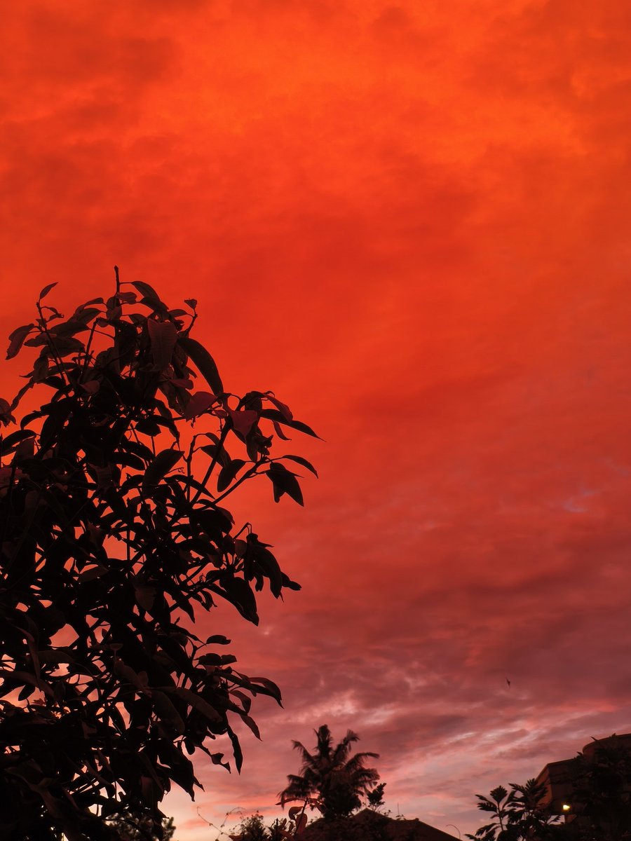 Langit sore ini di Bandung lagi bagus. Perubahan warna di batas cakrawalanya gak kelihatan tapi sore tetap memancarkan keindahan. <a href="/PRFMnews/">Radio PRFM</a>