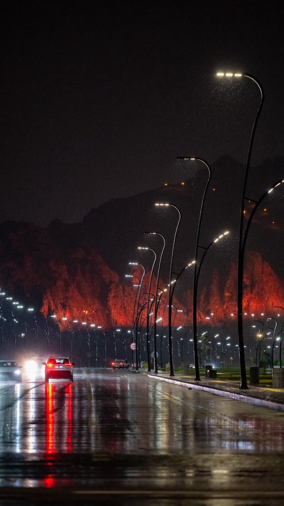 TSP_Geographic's tweet photo. الأمطار على "عروس شمال نجد" مدينة حائل، السعودية 🇸🇦 ..

A rainy night over the Bride of Northern Najd, Hail City, Saudi Arabia https://t.co/2BdPzuCWuI