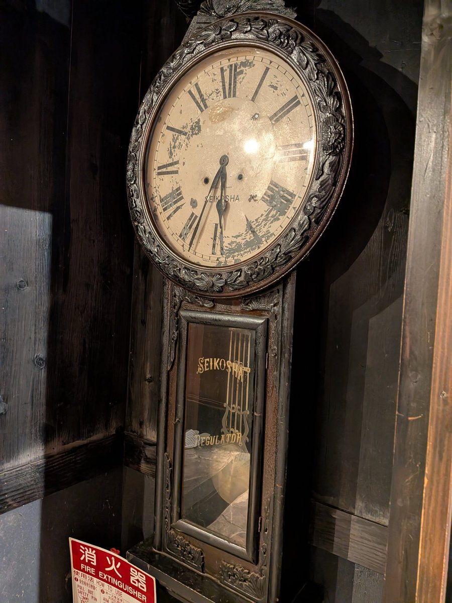 一日に二度も精工舎の掛け時計に出会った(一枚目のは動いていた)