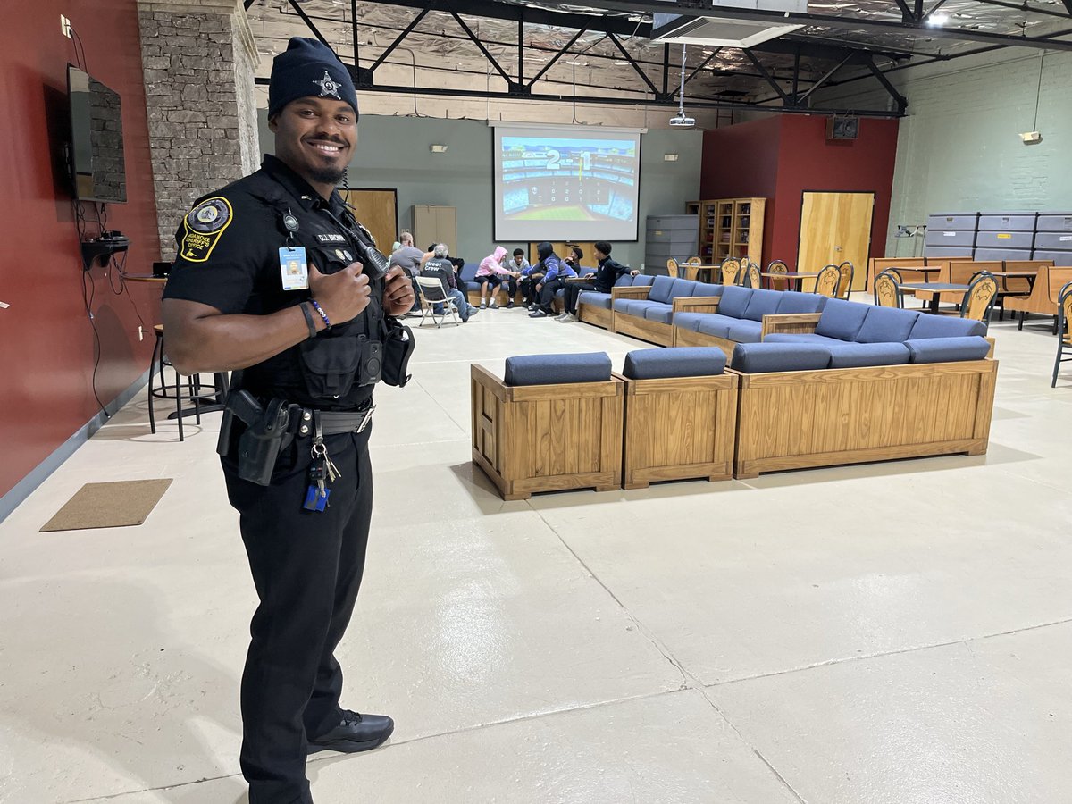 str8st's tweet image. Appreciate the meal from Barry Fitzgerald and the men’s fellowship last night. Blessed with great leaders and thankful to have deputies serving and encouraging the students. We appreciate your continued prayers as we prepare to celebrate 31 years of ministry.