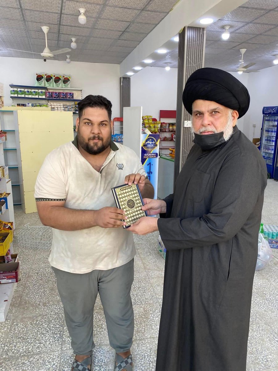 سماحة القائد السيّد مُقتدى الصّدر (أعزهُ الله) يُبارك لِجارهِ صاحب ( أسواق طماطة)  
بإفتتاح الأسواق الجَديدة ..

الاخ (حيدر طماطة ) مع سماحة القائد .