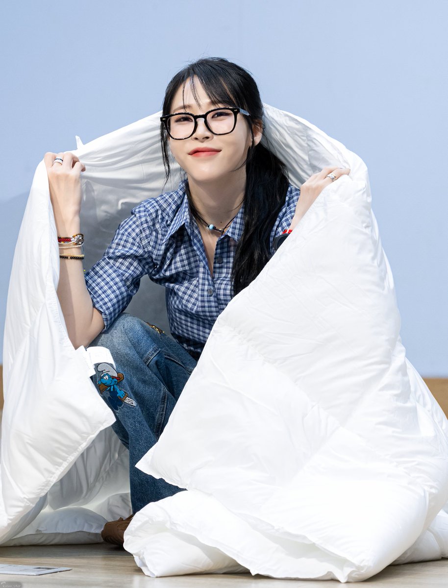 [ Moonbyul 문별🐹 ]                                  
250823 MusicArt Offline Fansign (4)      
까꿍~

#문별 #MoonByul #ムンビョル