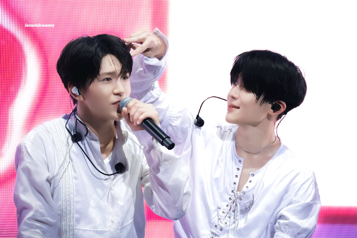 tetnyaw's tweet image. NOT IN FRONT OF MY SEBLAK BJORTTTT #pusing