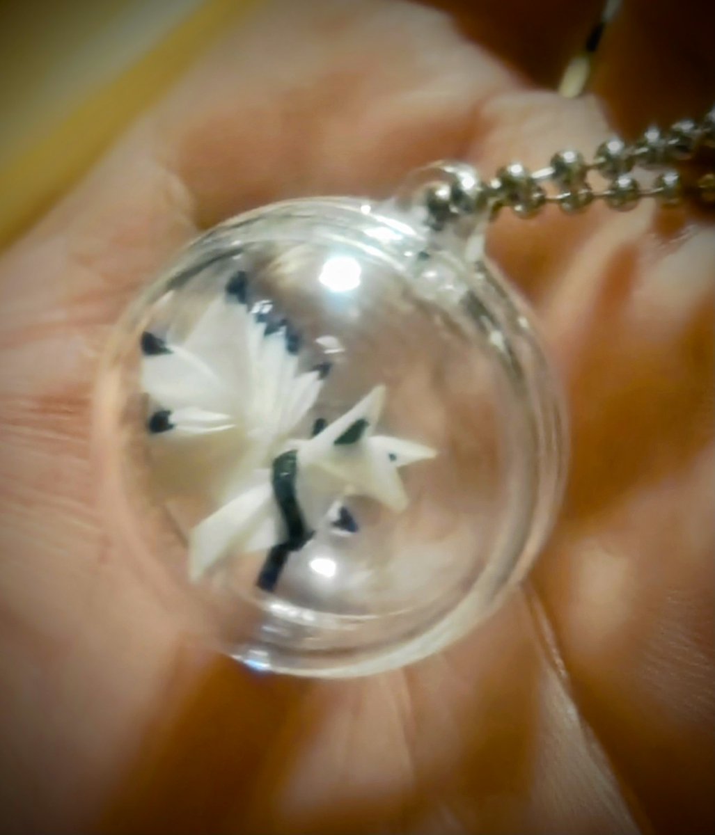 lilico65's tweet image. こちら、本日あまりに可愛らしくて所望した、ちゃ(@charmy)様の折り紙キーホルダー九尾の狐。耳飾りはつけないのでこちらになりましたが、他の作品もめっちゃステキでした。オマケでいただいた青いソウビ(薔薇)も嬉しかったです。