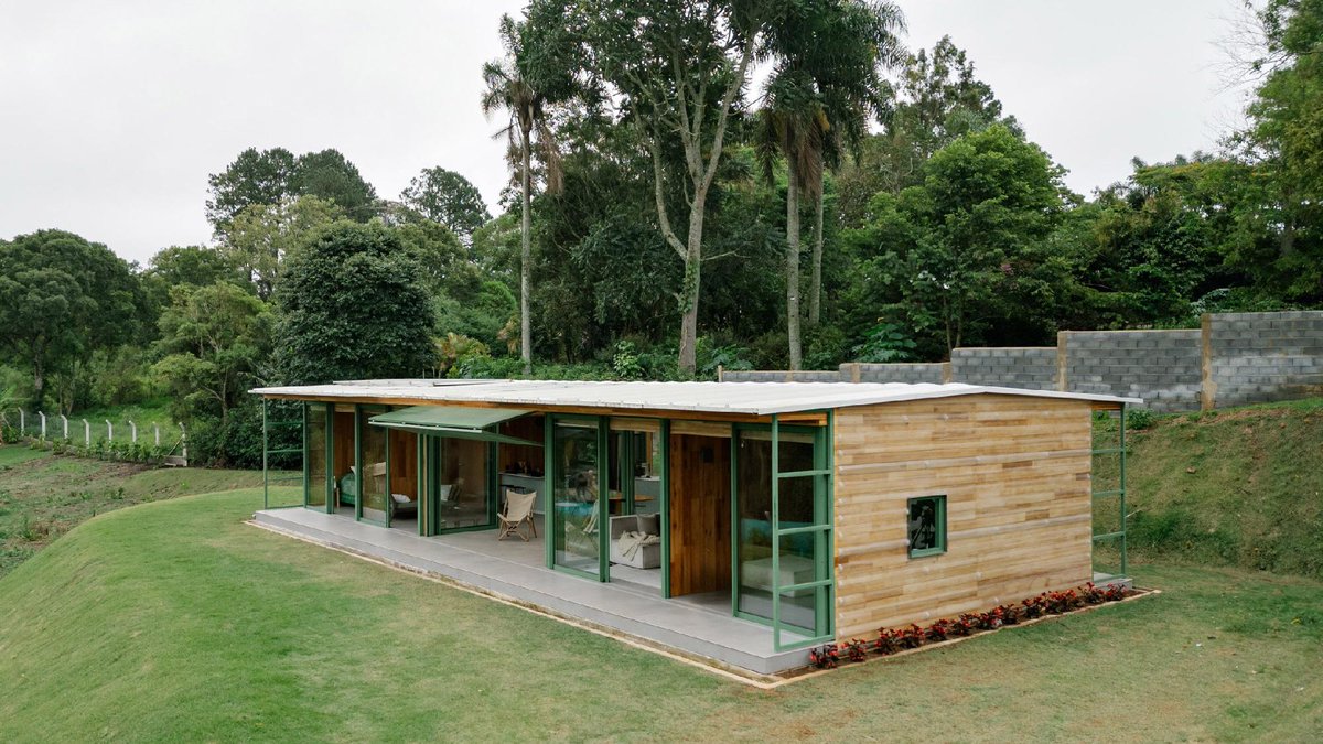 dezeen's tweet photo. Nitsche Arquitetos focuses on "broad adaptability" for modular house in Brazil: https://t.co/LnTJfCAhWA https://t.co/hNmTsTaUpP