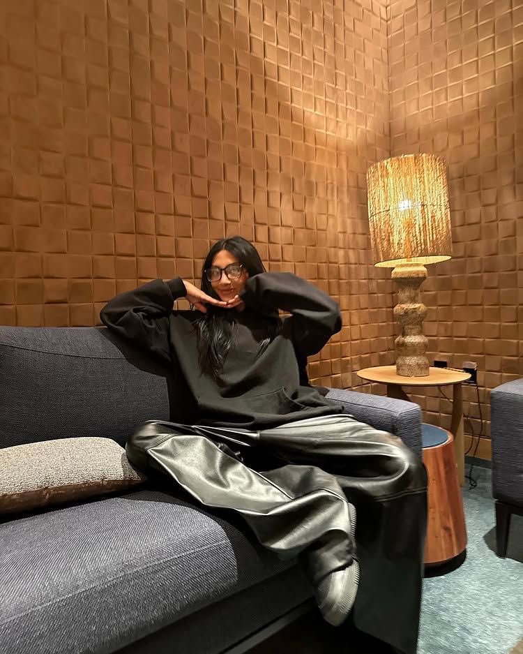 rajjmanz's tweet image. tirei essa foto da minha namorada e ela ta aqui do meu lado nao querendo deixar eu postar kkkk para amor kkkkkkk solta meu celular amor! kkkkkkkkk para lara raj…kkkkkkkkkkkk para! kkkkkkkkk eu vou postar sim! kkkkkkkkk