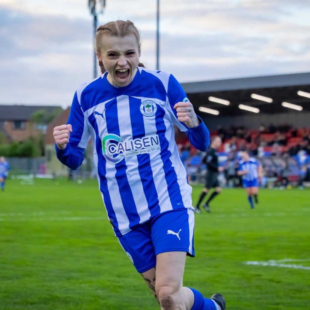 Latics_Women's tweet image. Into the hat. 🤩

Thank you for your support today, Tics. 💪

#wafc 🔵⚪️