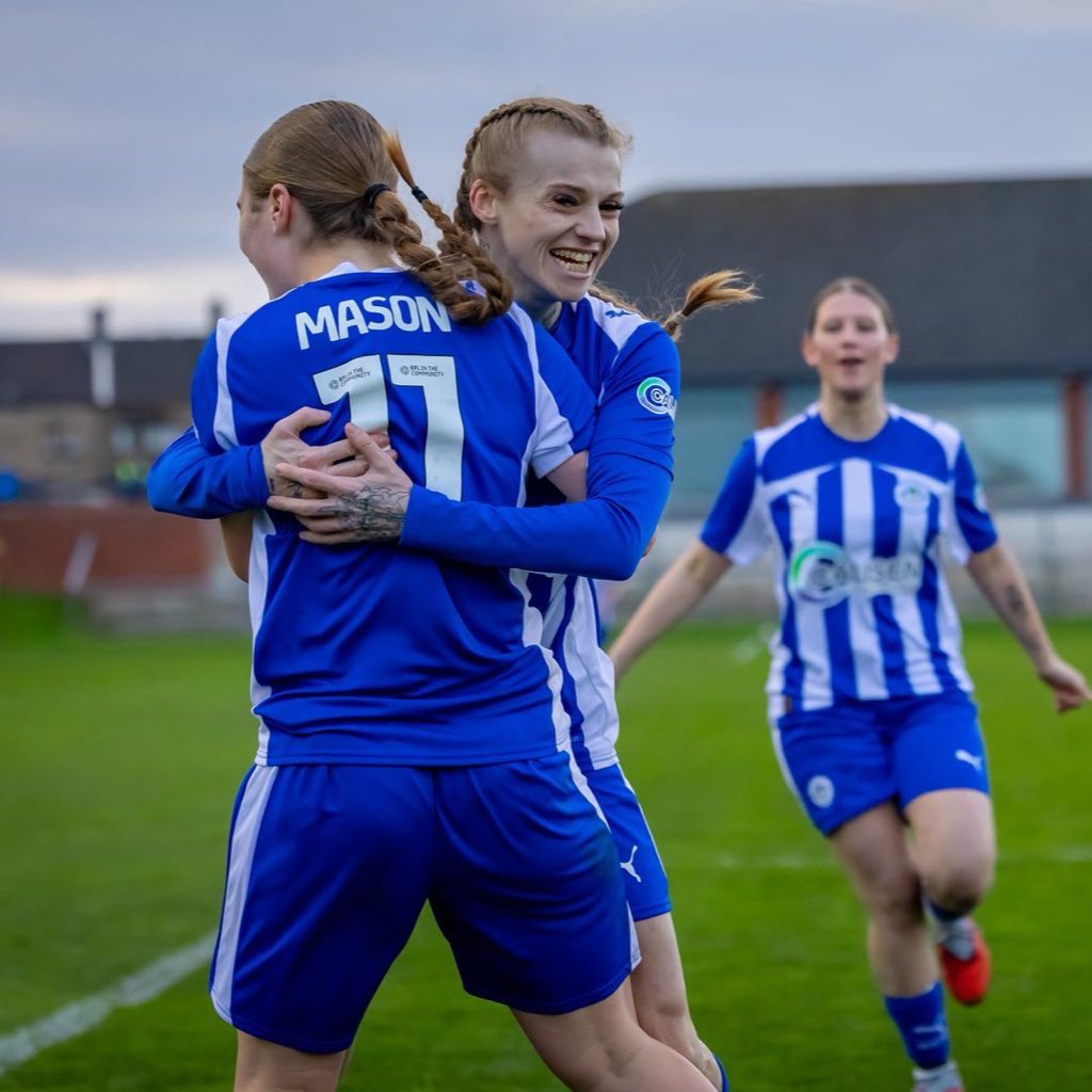 Latics_Women's tweet image. Into the hat. 🤩

Thank you for your support today, Tics. 💪

#wafc 🔵⚪️