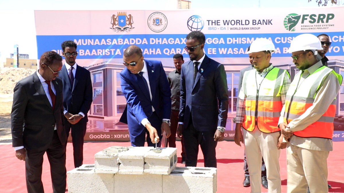 Somalia’s Prime Minister Hamza Abdi Barre, along with Minister of Agriculture and Irrigation, Hon. Mohamed Hayir Maareeye, has laid the foundation for the new National Agricultural Research Institute (NARI) building in Mogadishu. This initiative is part of the Somalia Food