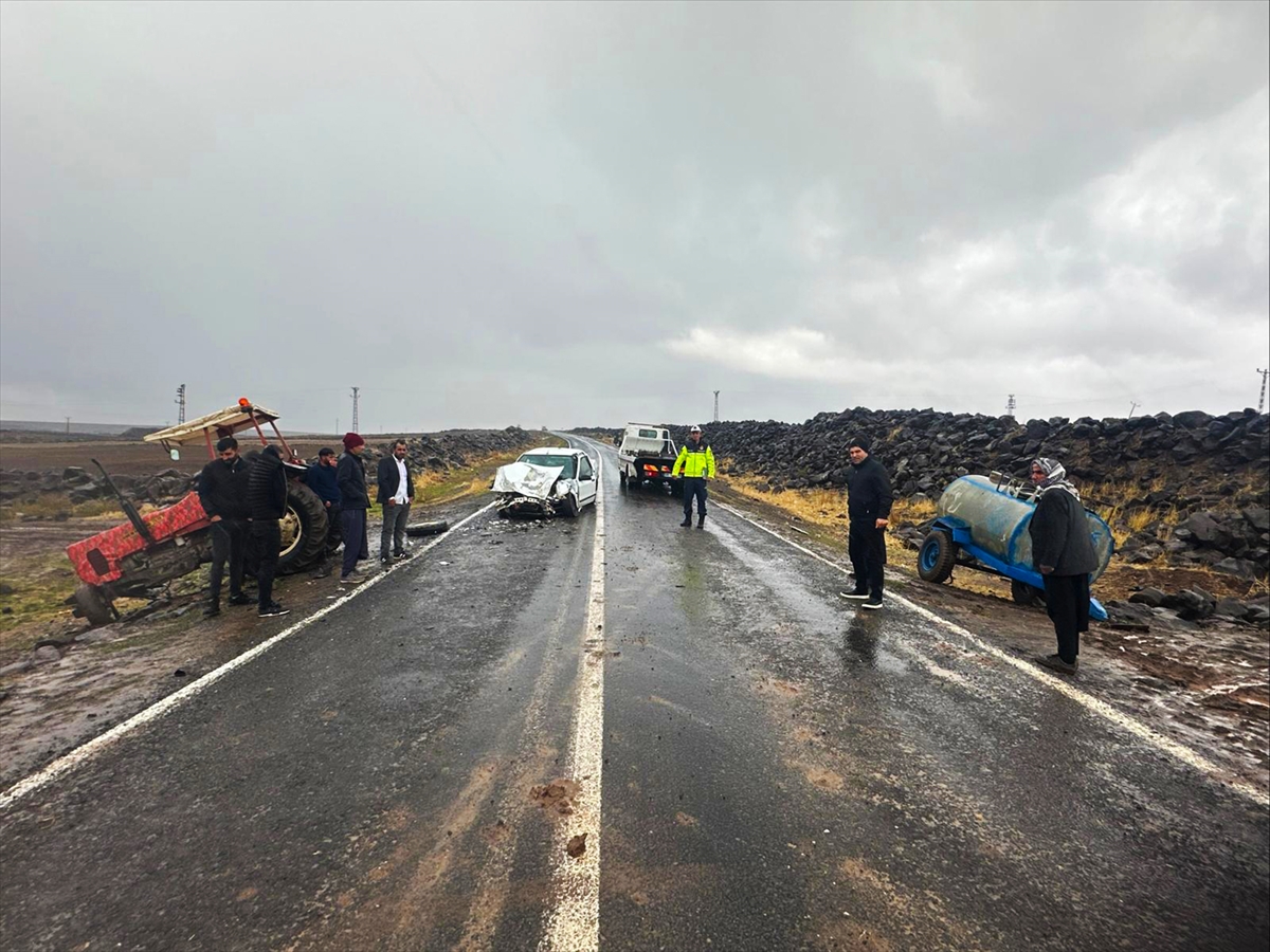 Siverek'ten bir kaza haberi daha: Otomobille traktörün çarpıştığı kazada 5 kişi yaralandı medyaurfa.com/sanliurfada-ot… #şanlıurfa #Olacak #sondakika