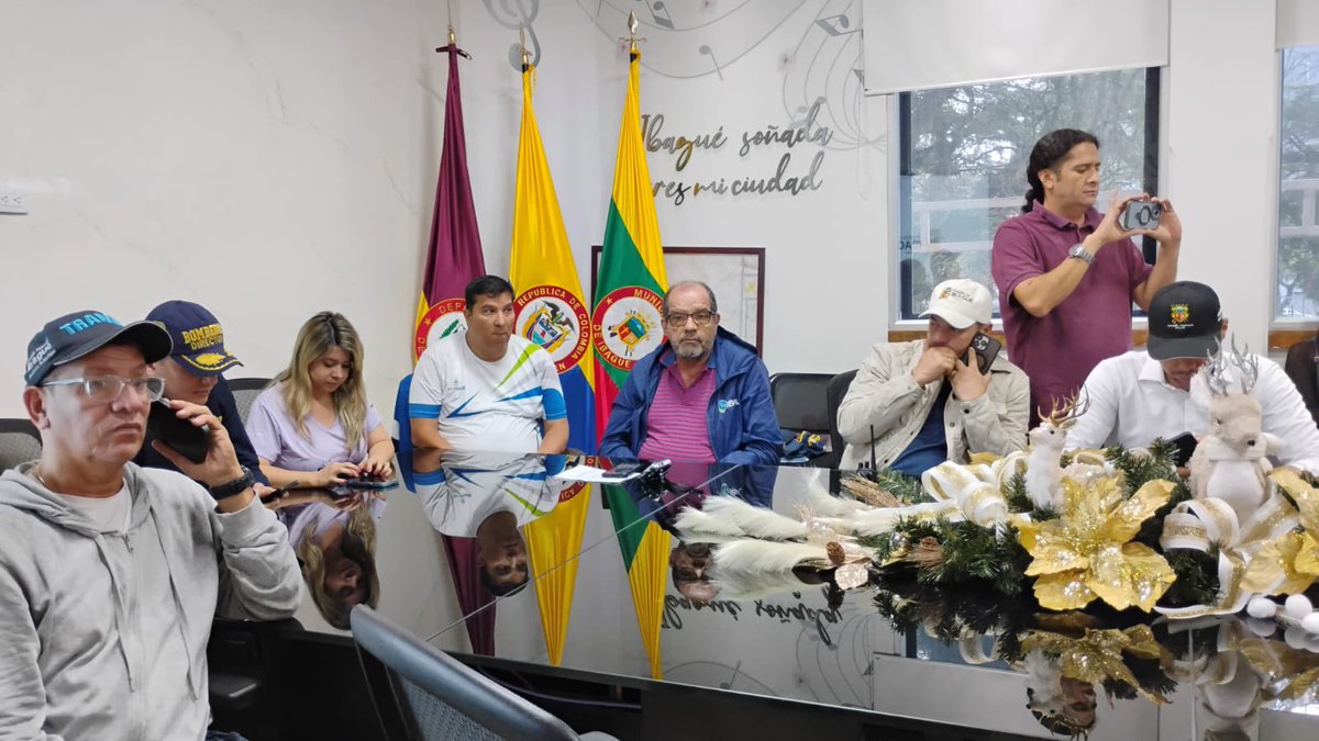 🚨Ante las lluvias registradas en la ciudad, el gerente del IBAL, Roberto Santofimio, participó junto a la alcaldesa Johana Aranda en el Consejo Extraordinario de Gestión del Riesgo. Allí se analizaron cada situación para salvaguardar la integridad de la comunidad ibaguereña.🌧️👥