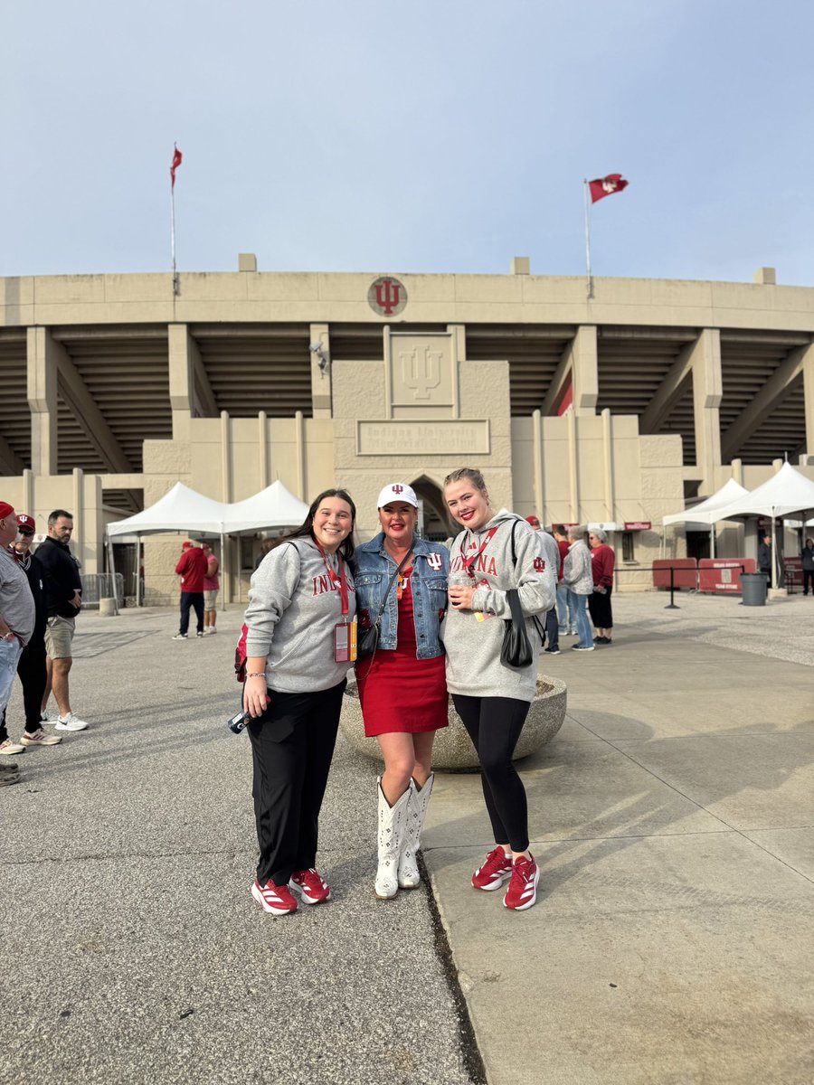 RNinfluencer's tweet photo. Final home game for #iufb. #seniors @theaidenfisher @OmarCooperJr and #donfischer voice of the Hoosiers. Thanks for the memories at Memorial Stadium this year. #undefeated 11-0. #hypecrew. One more to go!! ๐ฆฌ >๐ https://t.co/JSyqBvLWGh