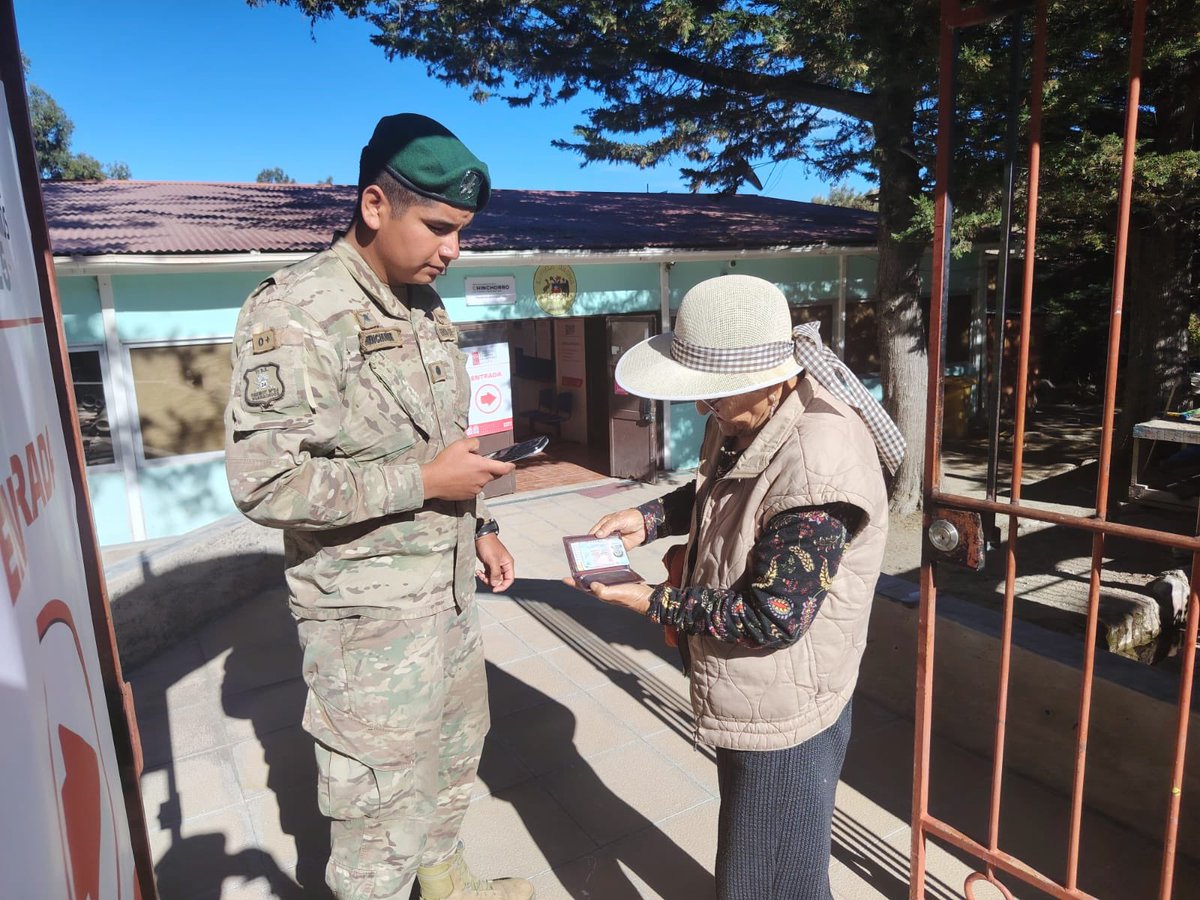 Ejercito_Chile's tweet image. 📌 El personal militar de la VI División del #EjércitoDeChile se encuentran desplegados en la #RegiónDeAricayParinacota y #RegiónDeTarapacá, garantizando un entorno seguro en el interior de los locales de votación 🗳️, para que la ciudadanía pueda ejercer su derecho a voto en…