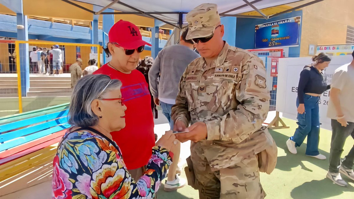 Ejercito_Chile's tweet image. 📌 El personal militar de la VI División del #EjércitoDeChile se encuentran desplegados en la #RegiónDeAricayParinacota y #RegiónDeTarapacá, garantizando un entorno seguro en el interior de los locales de votación 🗳️, para que la ciudadanía pueda ejercer su derecho a voto en…