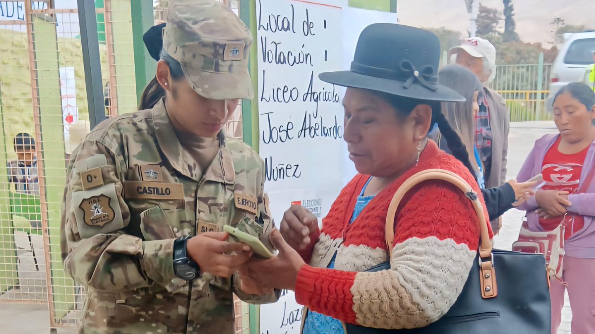 Ejercito_Chile's tweet image. 📌 El personal militar de la VI División del #EjércitoDeChile se encuentran desplegados en la #RegiónDeAricayParinacota y #RegiónDeTarapacá, garantizando un entorno seguro en el interior de los locales de votación 🗳️, para que la ciudadanía pueda ejercer su derecho a voto en…