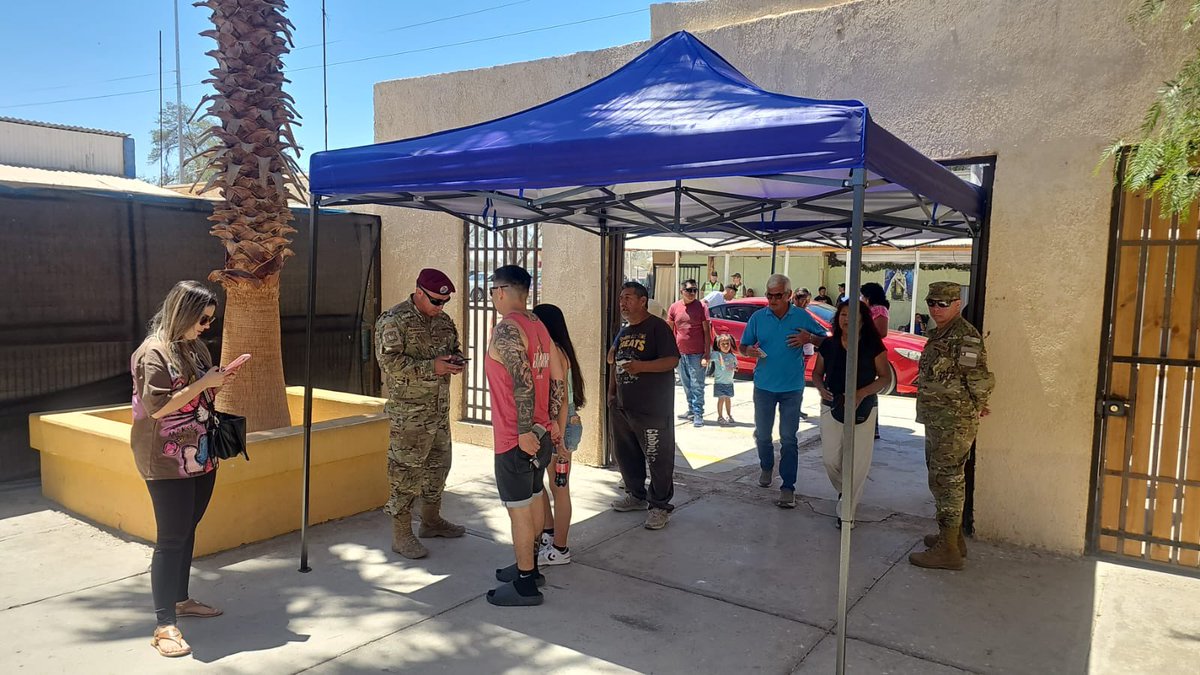 Ejercito_Chile's tweet image. 📌 El personal militar de la VI División del #EjércitoDeChile se encuentran desplegados en la #RegiónDeAricayParinacota y #RegiónDeTarapacá, garantizando un entorno seguro en el interior de los locales de votación 🗳️, para que la ciudadanía pueda ejercer su derecho a voto en…