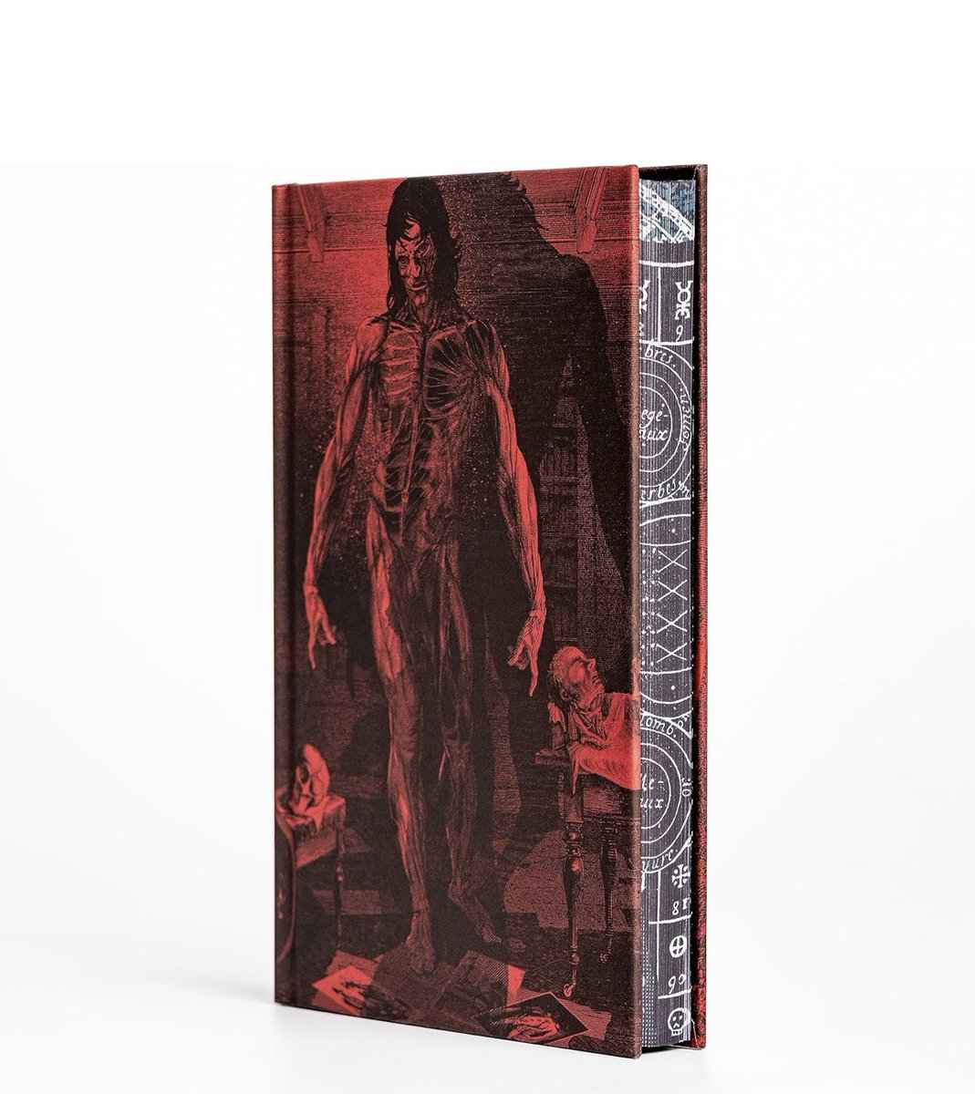 relinquishedrse's tweet image. I’ve never needed 2 copies of the same book..until I saw this edition of Frankenstein. It has a removable acetate cover, beautiful illustrations and gilded page edges. 
An absolute work of art ❤️