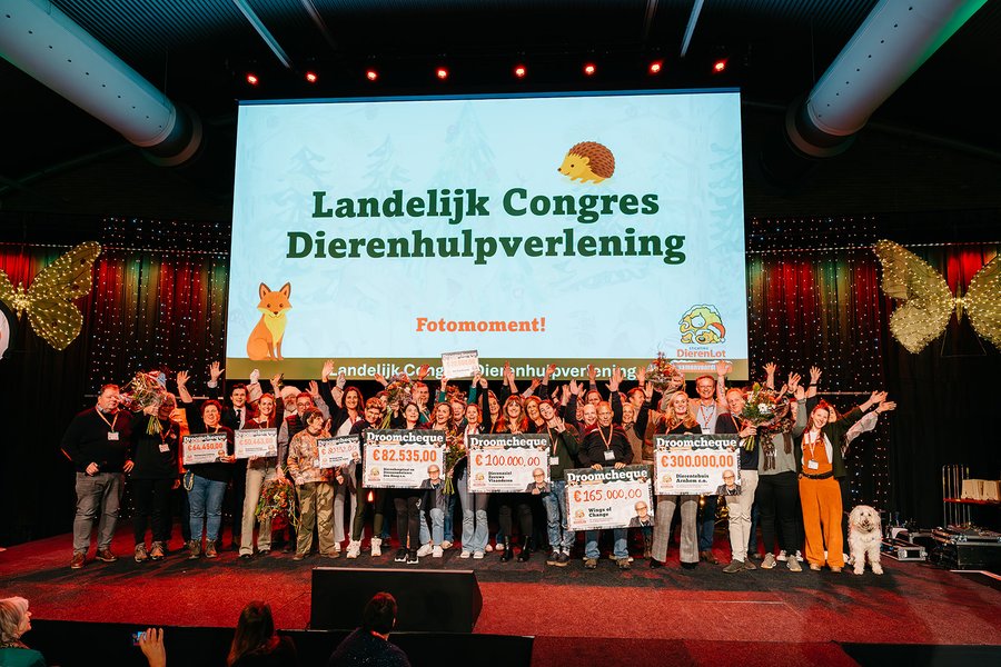 Tijdens het 26e Landelijk Congres #Dierenhulpverlening van Stichting DierenLot werd ruim € 3.500.000 EXTRA uitgedeeld aan de aanwezige ruim 250 zelfstandige beneficianten. Zij krijgen o.a. allemaal € 10.000,00 uit de opbrengst 2025. 
#dierenambulance #samenvoordieren