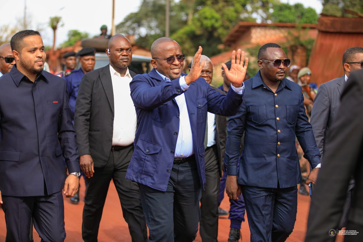 Interieur_RDC's tweet photo. Arrivée du VPM SHABANI à Buta, dans le Bas-Uele

Dans le cadre de son itinérance sécuritaire, le Vice-Premier Ministre, Ministre de l’Intérieur, Sécurité, Décentralisation et Affaires coutumières, @shabani_lukoo, est arrivé cet après-midi à Buta.
Accueilli chaleureusement par la population du chef-lieu du Bas-Uele, il a été reçu au pied de l’avion par le Gouverneur David-Mike Mokeni à l’aéroport national de Zega.

Au cours de cette visite, il lancera la vulgarisation des textes légaux relatifs à la nouvelle gouvernance sécuritaire. Elle constituera également une occasion d’échanger avec les autorités locales ainsi qu’avec les différentes couches sociales sur les enjeux sécuritaires et les questions d’intérêt général.
