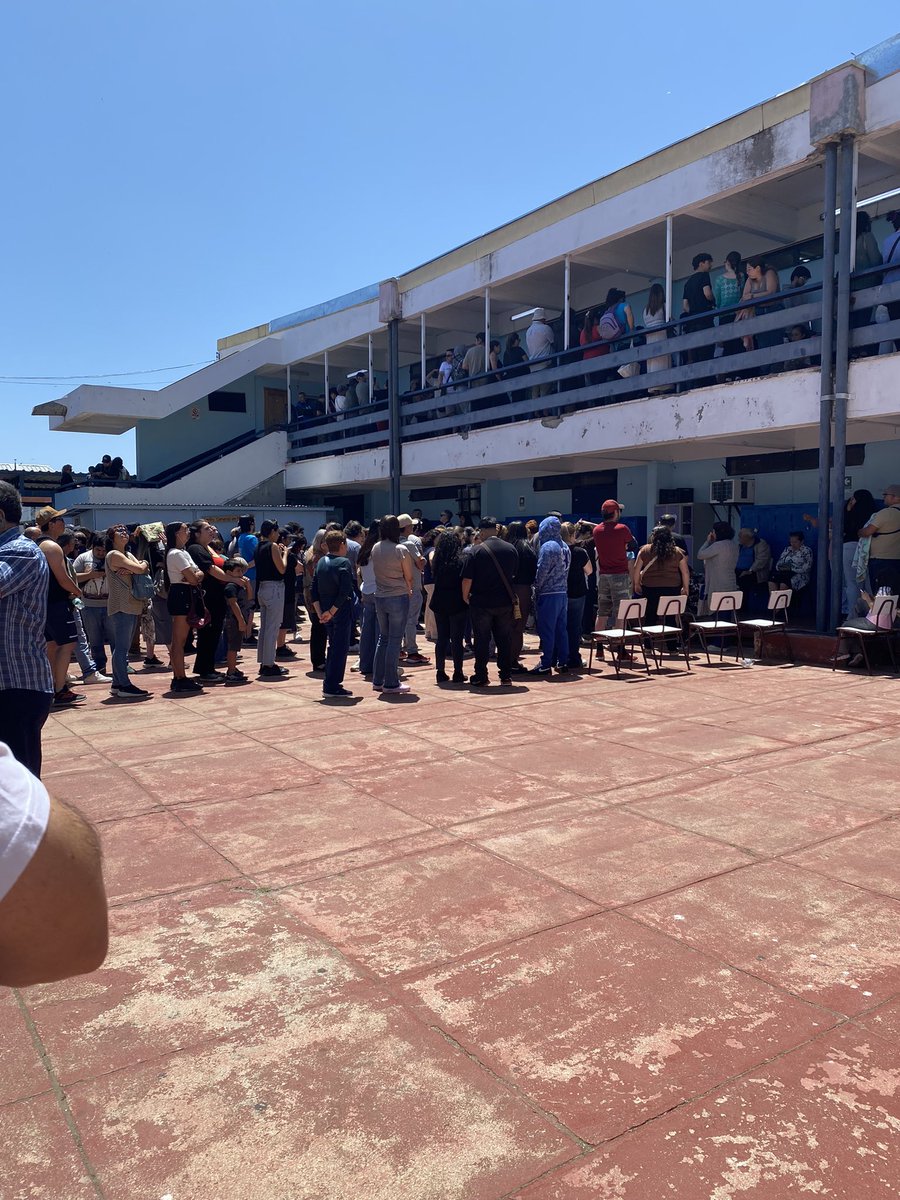 lokopoint's tweet photo. Local de votación Liceo Tec de Barón #Valparaiso … lento avance de las filas https://t.co/sfu5LQa9t7