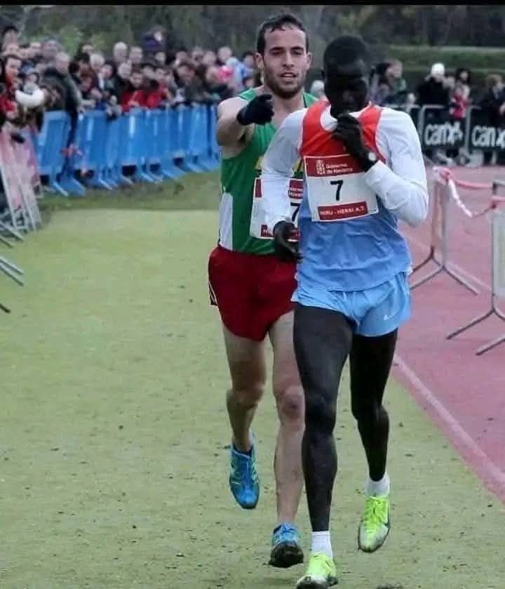 AfricanHub_'s tweet image. This Kenyan 🇰🇪 runner Abel Mutai who was just a few feet from the finish line, but became confused with the signage and stopped, thinking he had completed the race. 

A Spanish runner, Ivan Fernandez, was right behind him and, realizing what was happening, started shouting at the…