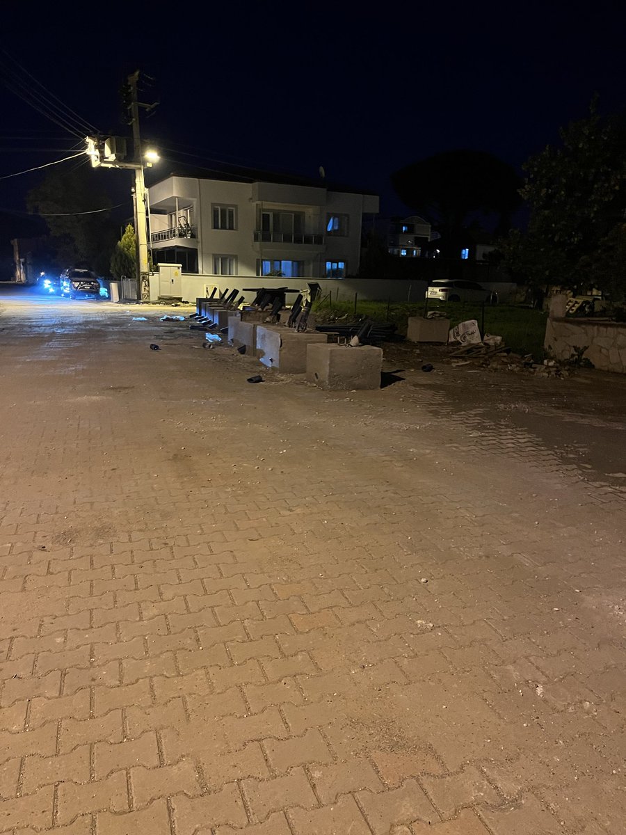 Mahallemizi şantiye olarak kullanıyorsunuz arabalarımızı park edecek alanlarımızı kısıtladınız lütfen bir çözümAyvalık-Altınova Bülbül mahallesi . <a href="/uedascomtr/">UEDAŞ</a>