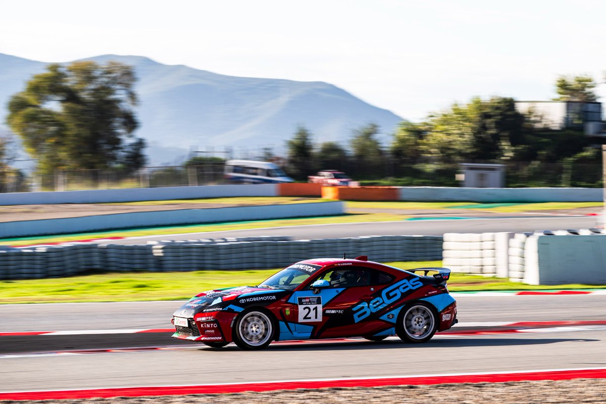 TGR_Spain's tweet image. ¿Veremos la primera carrera nocturna de la historia de la #GRCupSpain? Se acerca el inicio del último &apos;baile&apos; de esta temporada 2025. 🕺

¡Vamos a ver quiénes son los campeones! 👑

No te pierdas el streaming ➡️ youtube.com/watch?v=OJpUpQ…

#ToyotaGAZOORacing #MSISpain