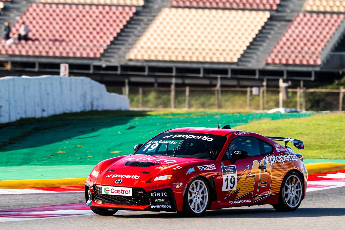 TGR_Spain's tweet image. ¿Veremos la primera carrera nocturna de la historia de la #GRCupSpain? Se acerca el inicio del último &apos;baile&apos; de esta temporada 2025. 🕺

¡Vamos a ver quiénes son los campeones! 👑

No te pierdas el streaming ➡️ youtube.com/watch?v=OJpUpQ…

#ToyotaGAZOORacing #MSISpain